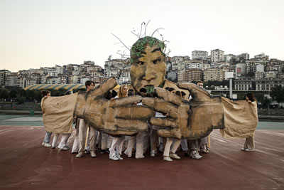 <p><strong>5.</strong> Bread and Puppet Theater - Toplumumuzun  Kötülükleri başlıklı tiyatro performans etkinliği, Santral İstanbul Kampüsü.<br /> 	Kaynak: URL2.</p>